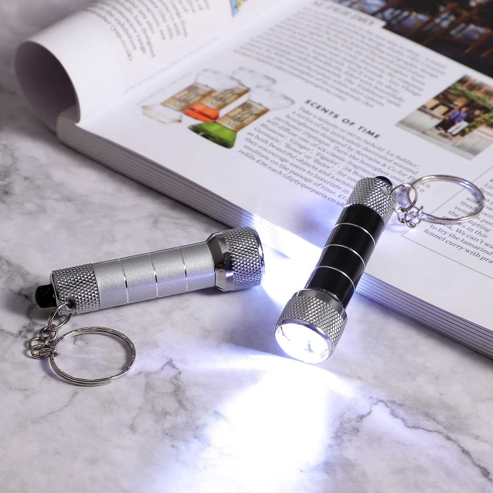 Mini porte-clés Lumière d'urgence Lumière de nuit Lampe de poche de camping Torche LED portable Porte-clés en aluminium